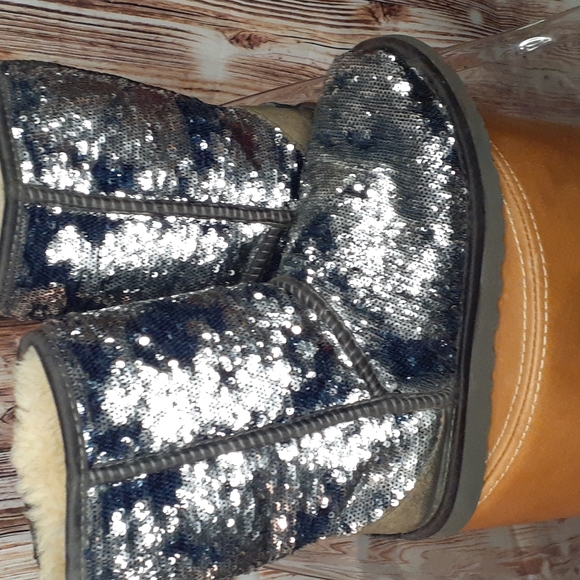 UGG - Picture 9 of 9